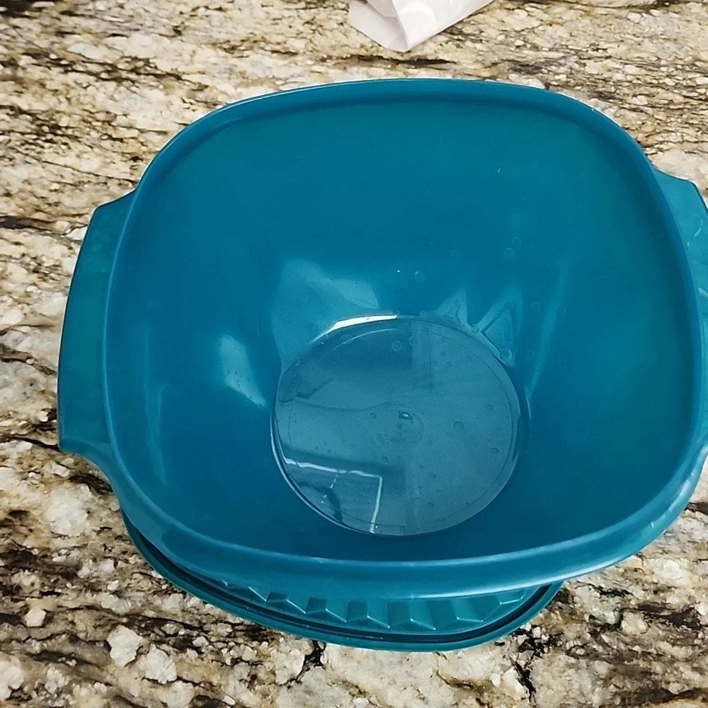 Tupperware Servalier Bowl W/ Sunburst Lid